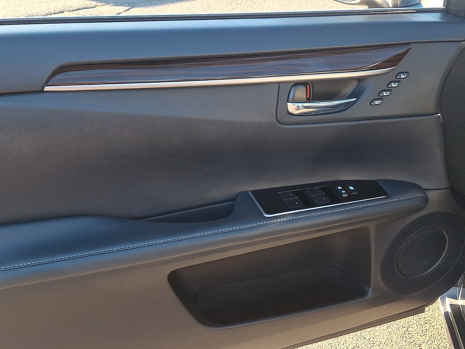 Used 2016 Lexus ES 350 w/ Luxury Package w/Wood Trim FWD image 12