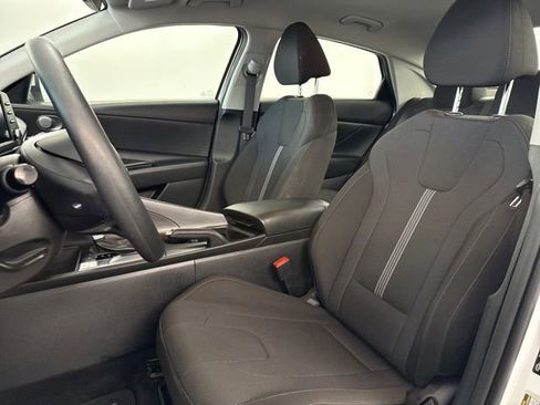 Used 2025 Hyundai Elantra SE FWD image 17