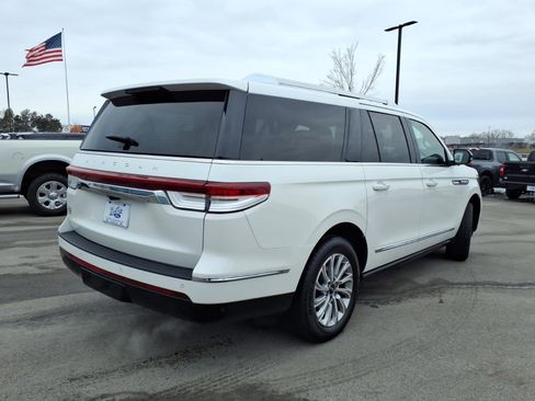 Used 2024 Lincoln Navigator L 4WD image 3