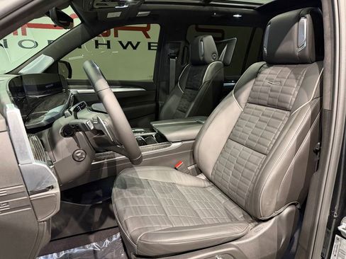 Used 2026 Cadillac Escalade ESV V AWD/4WD image 12