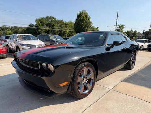 Used 2014 Dodge Challenger SXT RWD image 13