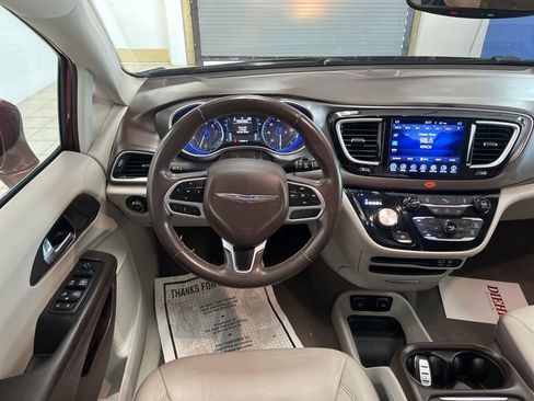 Used 2017 Chrysler Pacifica Touring-L FWD image 31