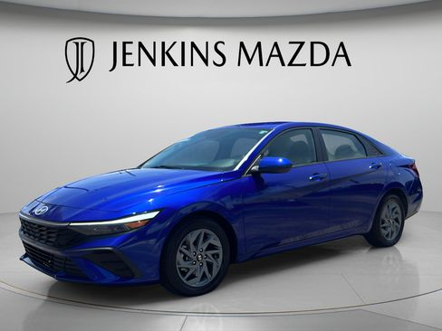 Used 2024 Hyundai Elantra SEL FWD image 3