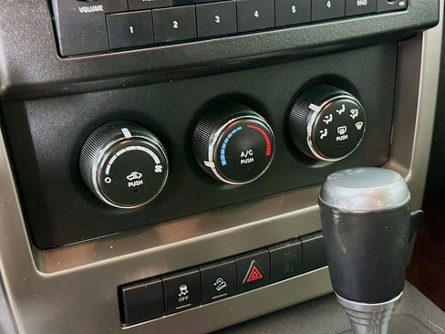 Used 2010 Jeep Liberty Renegade AWD/4WD image 18