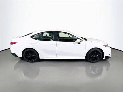 Used 2025 Toyota Camry SE image 8