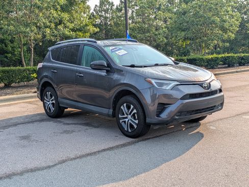 Used 2017 Toyota RAV4 LE FWD image 2