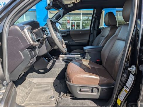 Used 2022 Toyota Tacoma Limited image 10