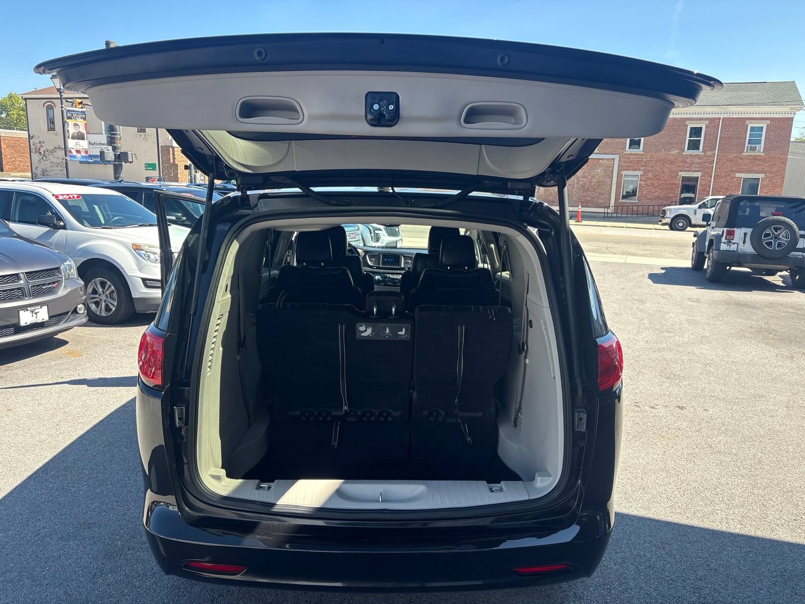 Used 2021 Chrysler Voyager Lxi FWD image 16