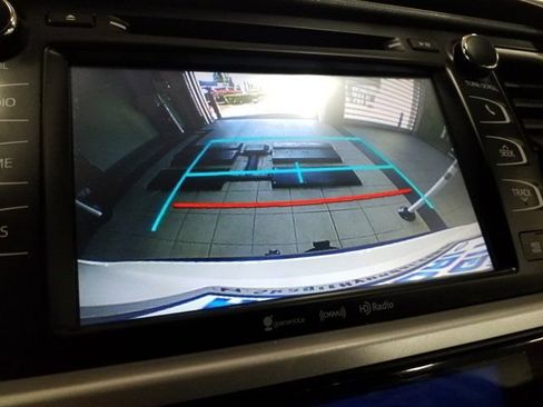 Used 2019 Toyota Highlander XLE FWD image 7