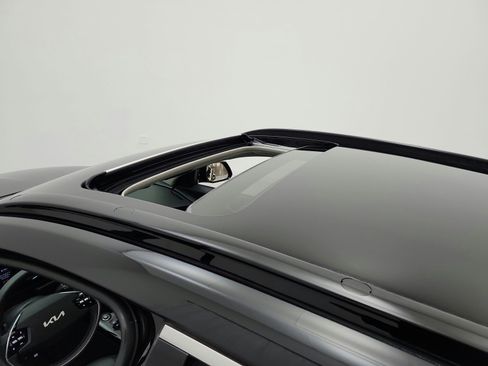 Used 2023 Kia Niro FWD image 19