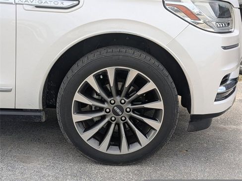 Used 2018 Lincoln Navigator Select image 12
