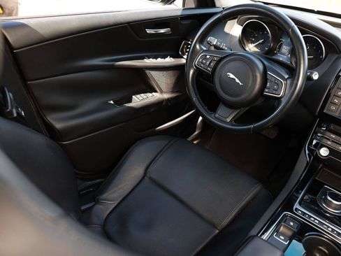 Used 2017 Jaguar XE Premium RWD image 22