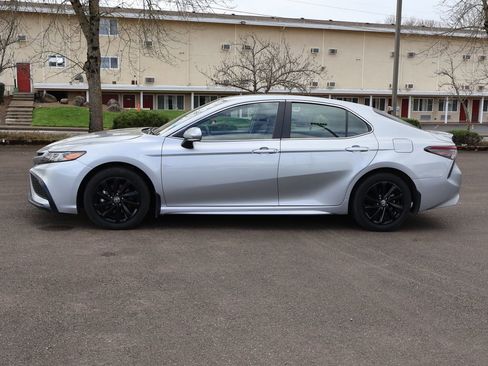 Used 2024 Toyota Camry SE image 3
