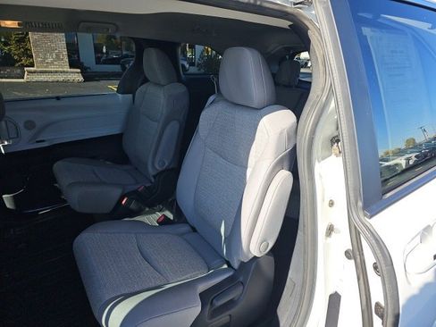 Used 2025 Toyota Sienna LE image 6