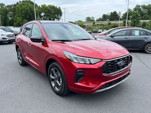 Used 2023 Ford Escape ST-Line w/ Tech Pack #1 AWD/4WD image 3