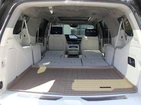 Used 2023 Cadillac Escalade ESV Sport Platinum AWD/4WD image 9
