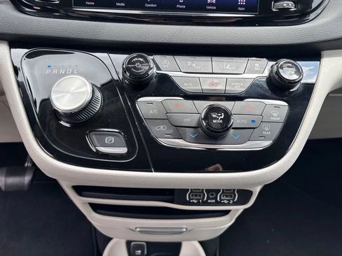 Used 2023 Chrysler Pacifica Touring-L FWD image 15