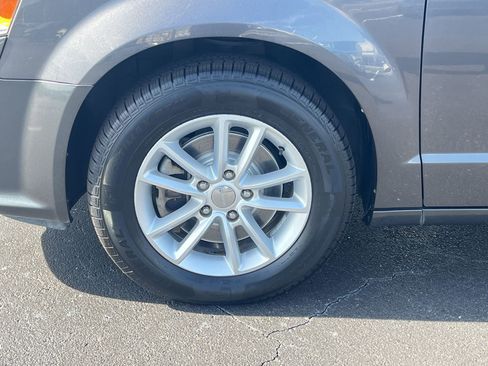 Used 2019 Dodge Grand Caravan SXT image 9