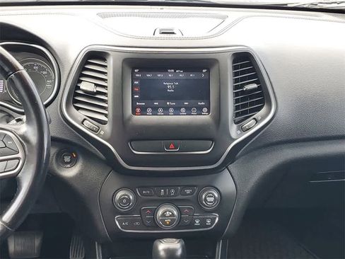 Used 2019 Jeep Cherokee Latitude Plus w/ Comfort/Convenience Group image 16