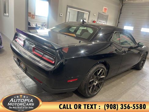 Used 2017 Dodge Challenger R/T Scat Pack RWD image 4