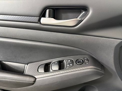 Used 2024 Nissan Altima 2.5 SV image 18