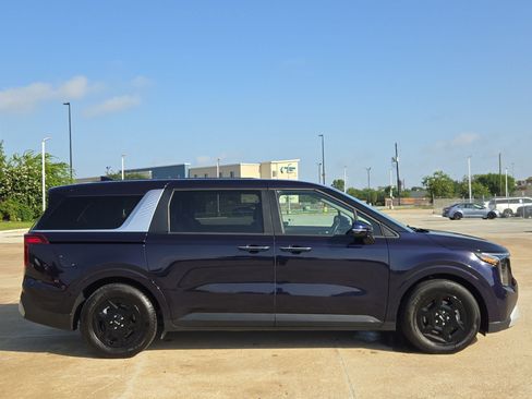 Used 2025 Kia Carnival FWD image 2