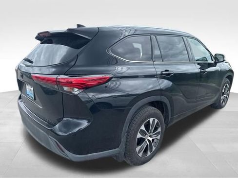 Used 2021 Toyota Highlander XLE AWD/4WD image 5