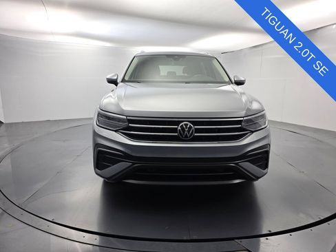 Used 2023 Volkswagen Tiguan SE w/ Panoramic Sunroof Package FWD image 2