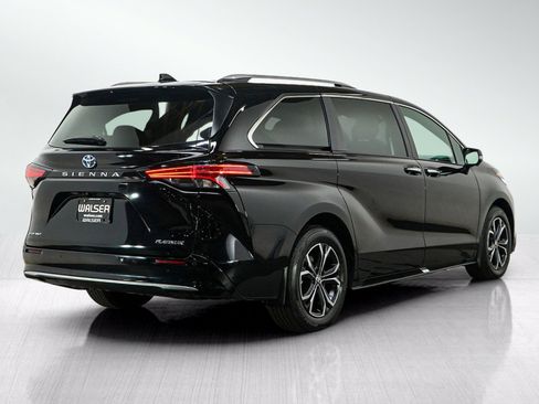 Used 2025 Toyota Sienna Platinum AWD/4WD image 5
