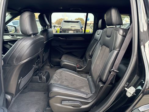 Used 2023 Jeep Grand Cherokee L Laredo image 5