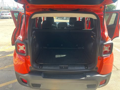 Used 2017 Jeep Renegade Latitude FWD image 11