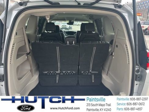 Used 2024 Chrysler Pacifica Touring-L FWD image 11