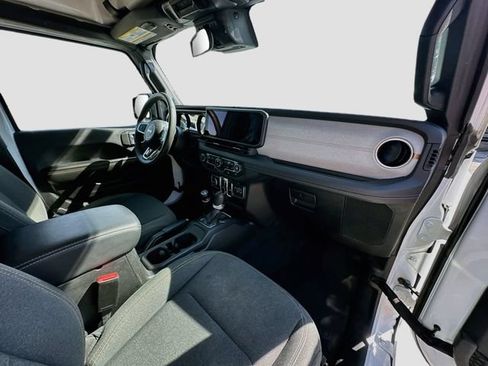 Used 2024 Jeep Wrangler Unlimited Sahara AWD/4WD image 28