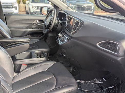 Used 2025 Chrysler Pacifica Select image 22