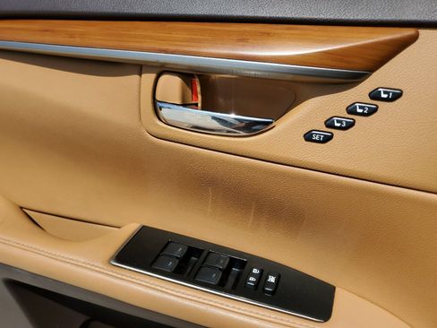 Used 2016 Lexus ES 350 w/ Premium Package w/Wood Trim FWD image 12