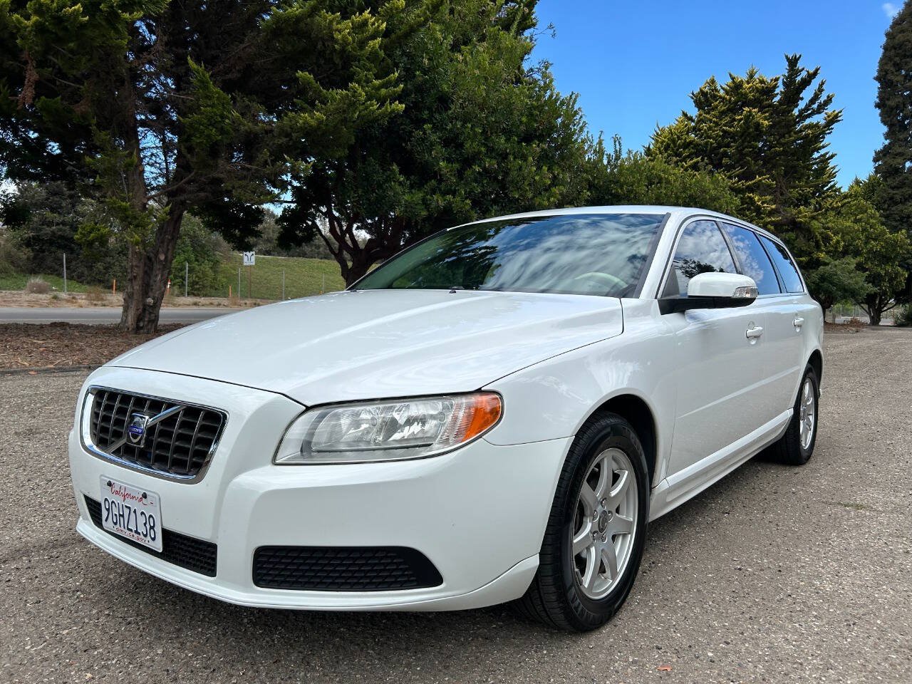 Used 2008 Volvo V70 FWD image 1