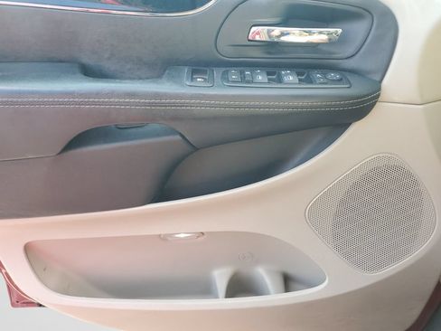 Used 2014 Chrysler Town & Country Touring-L FWD image 18