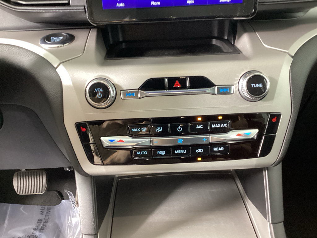 Used 2023 Ford Explorer XLT AWD/4WD image 30