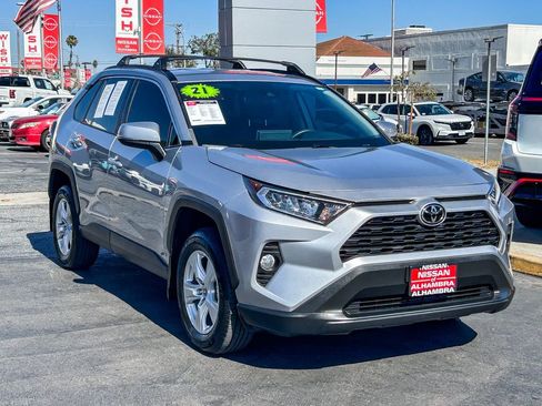 Used 2021 Toyota RAV4 XLE w/ Carpet Mat Package (TMS) FWD image 4