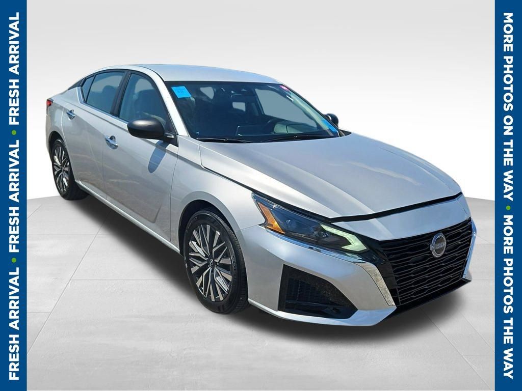 Used 2025 Nissan Altima 2.5 SV FWD image 1