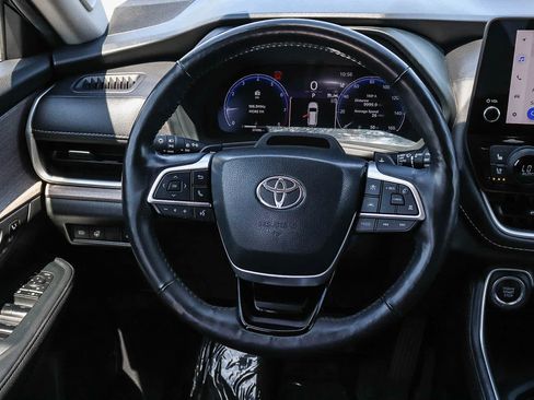 Used 2024 Toyota Grand Highlander AWD image 17