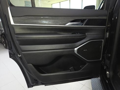 Used 2022 Jeep Wagoneer Series III w/ Rear Seat Video Group 1 AWD/4WD image 18