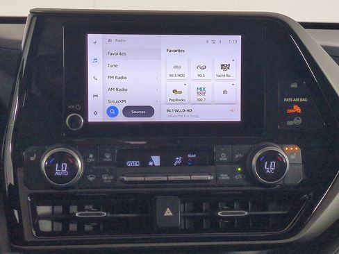 Used 2023 Toyota Highlander XLE FWD image 22