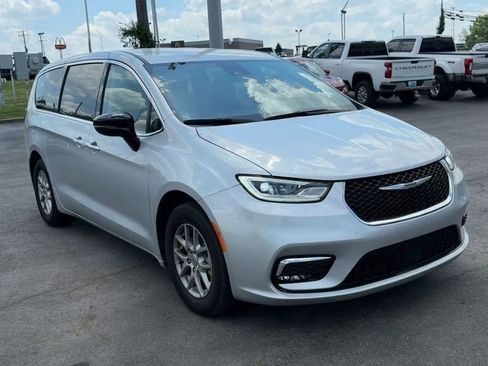 Used 2024 Chrysler Pacifica Touring-L FWD image 9