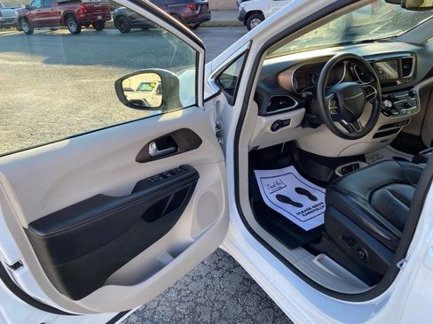 Used 2021 Chrysler Voyager Lxi image 8