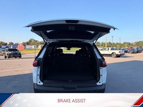 Used 2023 Chevrolet Traverse LT FWD image 7
