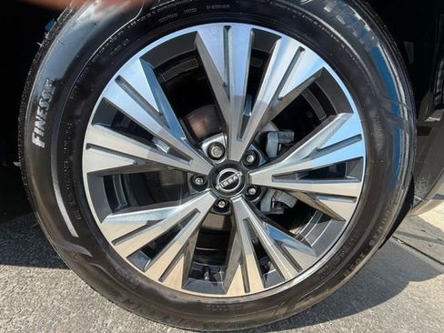 Used 2023 Nissan Rogue SV image 10