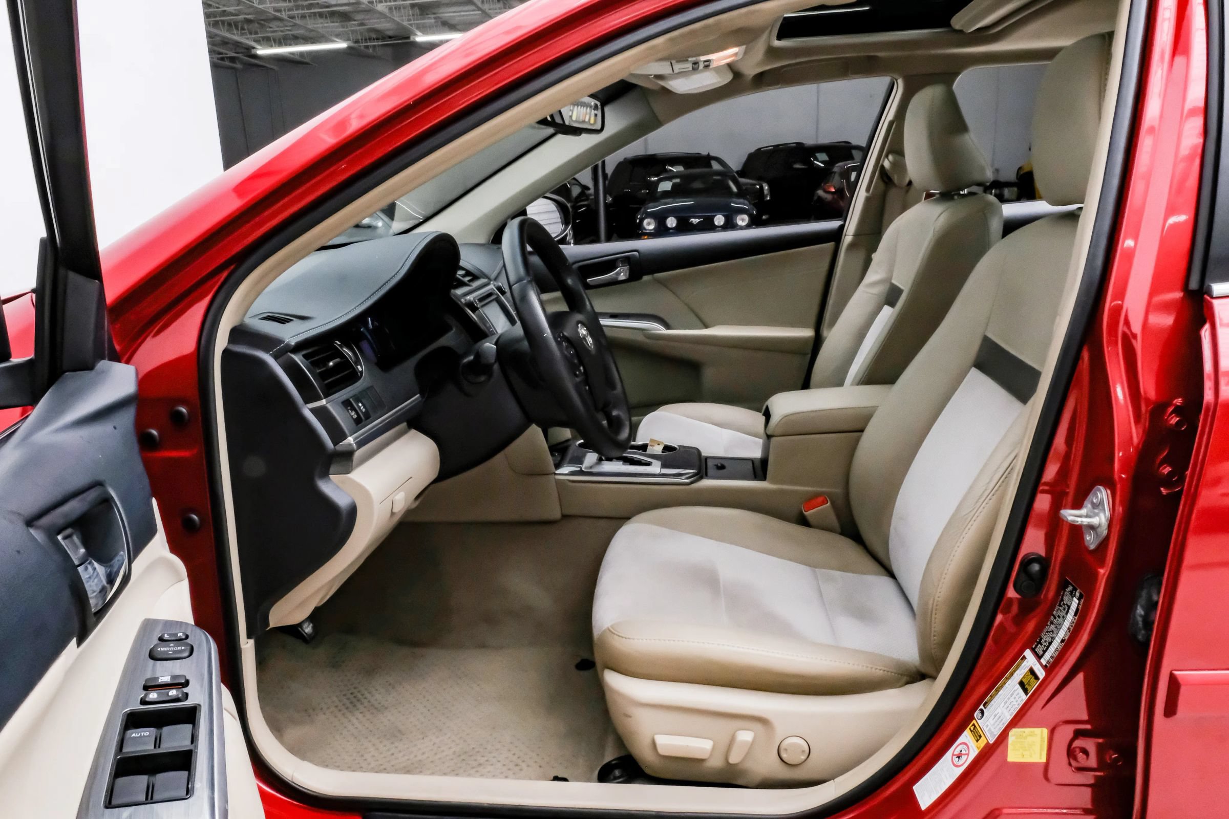 Used 2013 Toyota Camry XLE w/ Leather Pkg FWD image 3