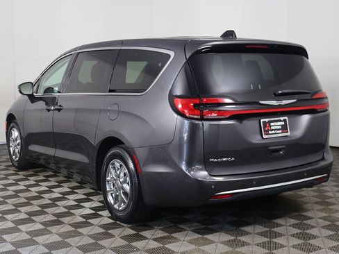Used 2023 Chrysler Pacifica Touring-L FWD image 9
