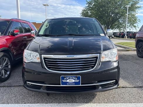 Used 2015 Chrysler Town & Country Touring FWD image 2